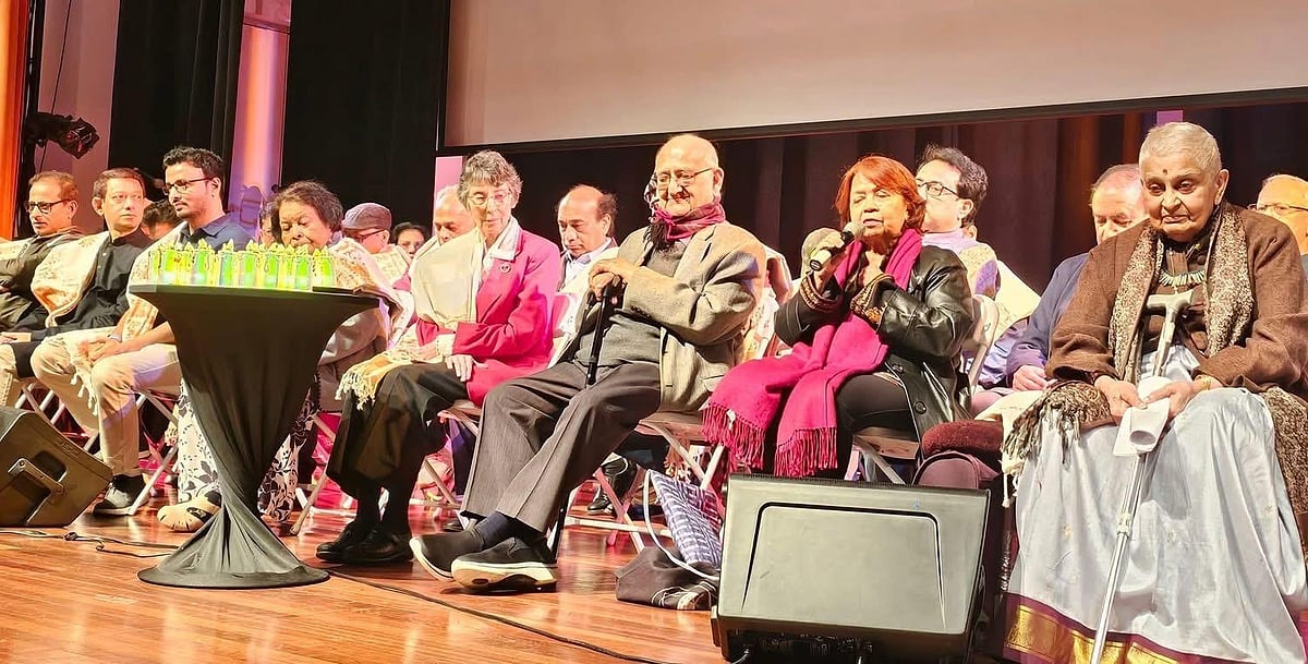 নিউইয়র্ক আন্তর্জাতিক বাংলা বইমেলা স্থানীয় সময় শুক্রবার সন্ধ্যায় উদ্বোধন করা হয়। অনুষ্ঠানে প্রখ্যাত অর্থনীতিবিদ অধ্যাপক রেহমান সোবহান, রাষ্ট্রবিজ্ঞানী অধ্যাপক রওনক জাহানসহ বিশিষ্টজনেরা উপস্থিত ছিলেন