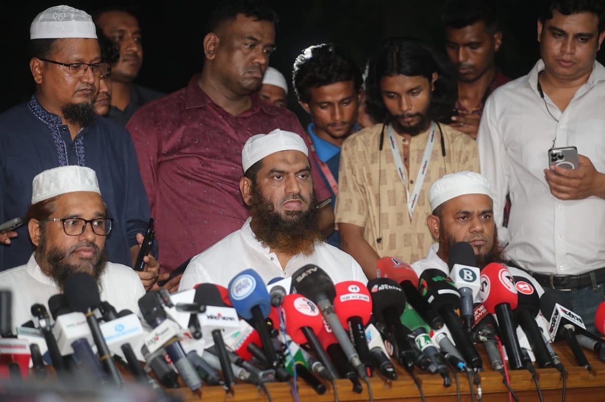 প্রধান উপদেষ্টা অধ্যাপক মুহাম্মদ ইউনূসের সঙ্গে বৈঠক শেষে বেরিয়ে সাংবাদিকদের সঙ্গে কথা বলেন বাংলাদেশ খেলাফত মজলিসের আমির মাওলানা মামুনুল হক। আজ রোববার রাতে রাষ্ট্রীয় অতিথি ভবন যমুনা প্রাঙ্গণে