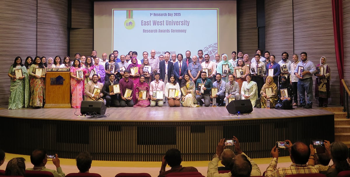 অতিথিদের সঙ্গে ‘থ্রি-মিনিট প্রেজেন্টেশন’ সেশনের বিজয়ী শিক্ষার্থী ও শিক্ষকেরা