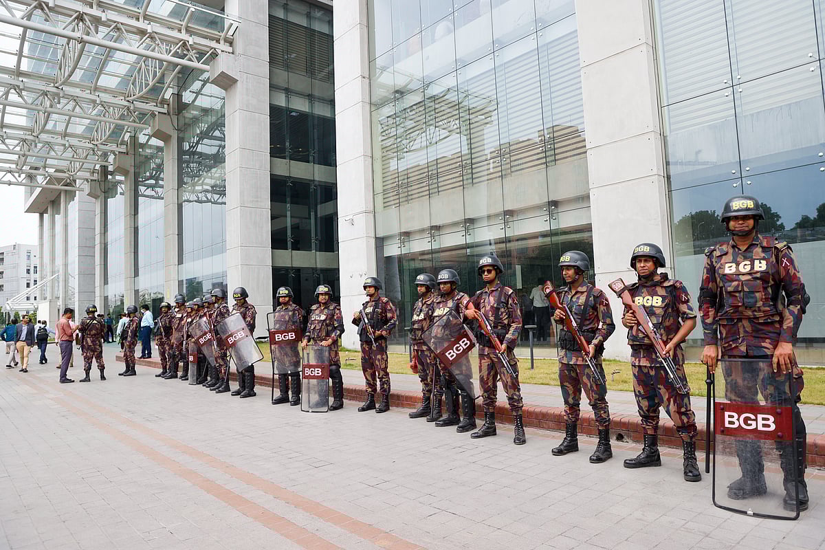 দেশ একটি বিশাল আন্দোলনের ময়দানে পরিণত হয়েছে, যেখানে প্রায় প্রতিটি গোষ্ঠী নিয়ত বিক্ষোভ জানাচ্ছে আর তাদের নালিশের তাৎক্ষণিক সমাধান চাইছে।