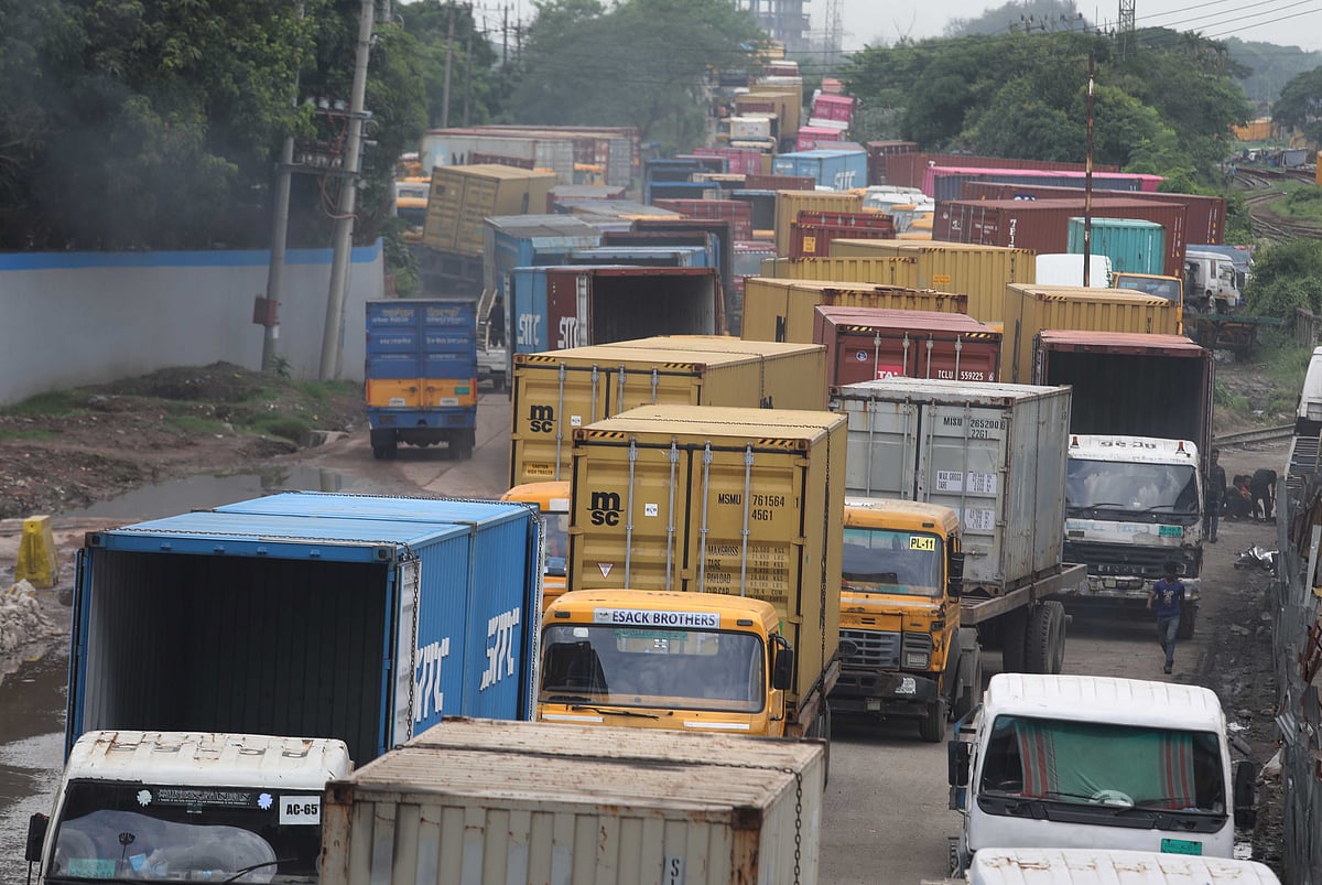 চট্টগ্রাম বন্দরে কনটেইনার জট ও কনটেইনারবাহী গাড়ির জট তৈরি হয়েছে। আজ রোববার চট্টগ্রাম বন্দর এলাকায়