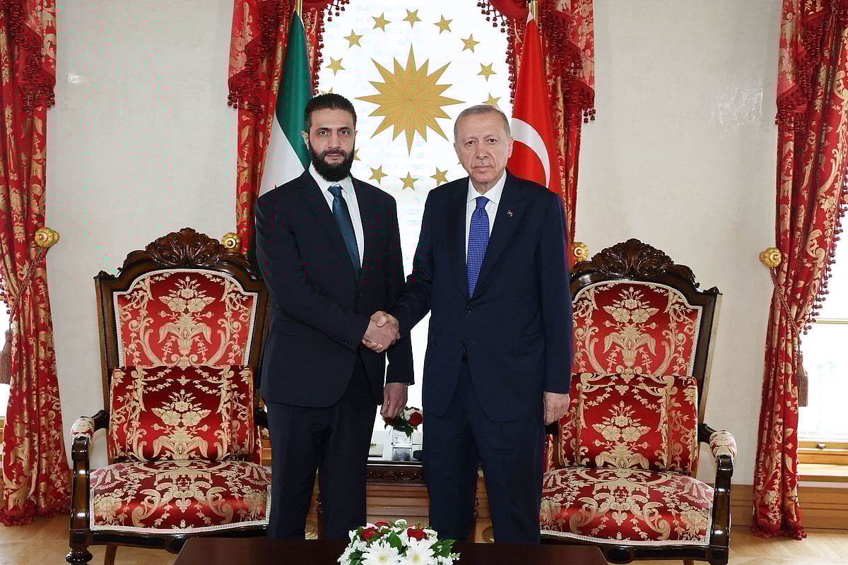 সিরিয়ার অন্তর্বর্তী প্রেসিডেন্ট আহমেদ আল-শারা (বাঁয়ে) ও তুরস্কের প্রেসিডেন্ট রিসেপ তাইয়েপ এরদোয়ান। ইস্তাম্বুলে প্রেসিডেন্টের কার্যালয়ে, ২৪ মে ২০২৫