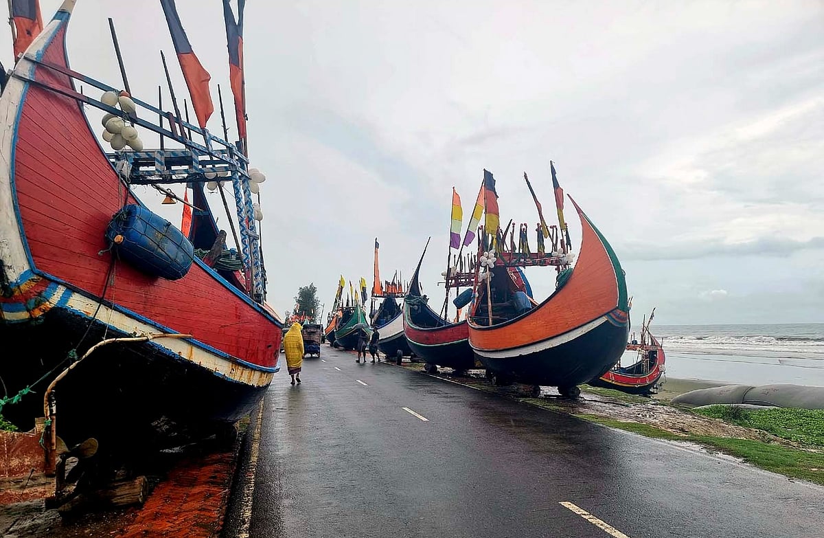 সাগরে মাছ ধরা বন্ধ। তাই সড়কের পাশে তুলে রাখা হয়েছে এসব রঙিন নৌকা