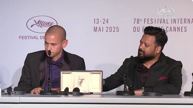 ফিলিস্তিনি নির্মাতার পিঠে হাত রেখে সান্ত্বনা দেন বাংলাদেশের নির্মাতা আদনান আল রাজীব। কানের ওয়েব সাইট থেকে