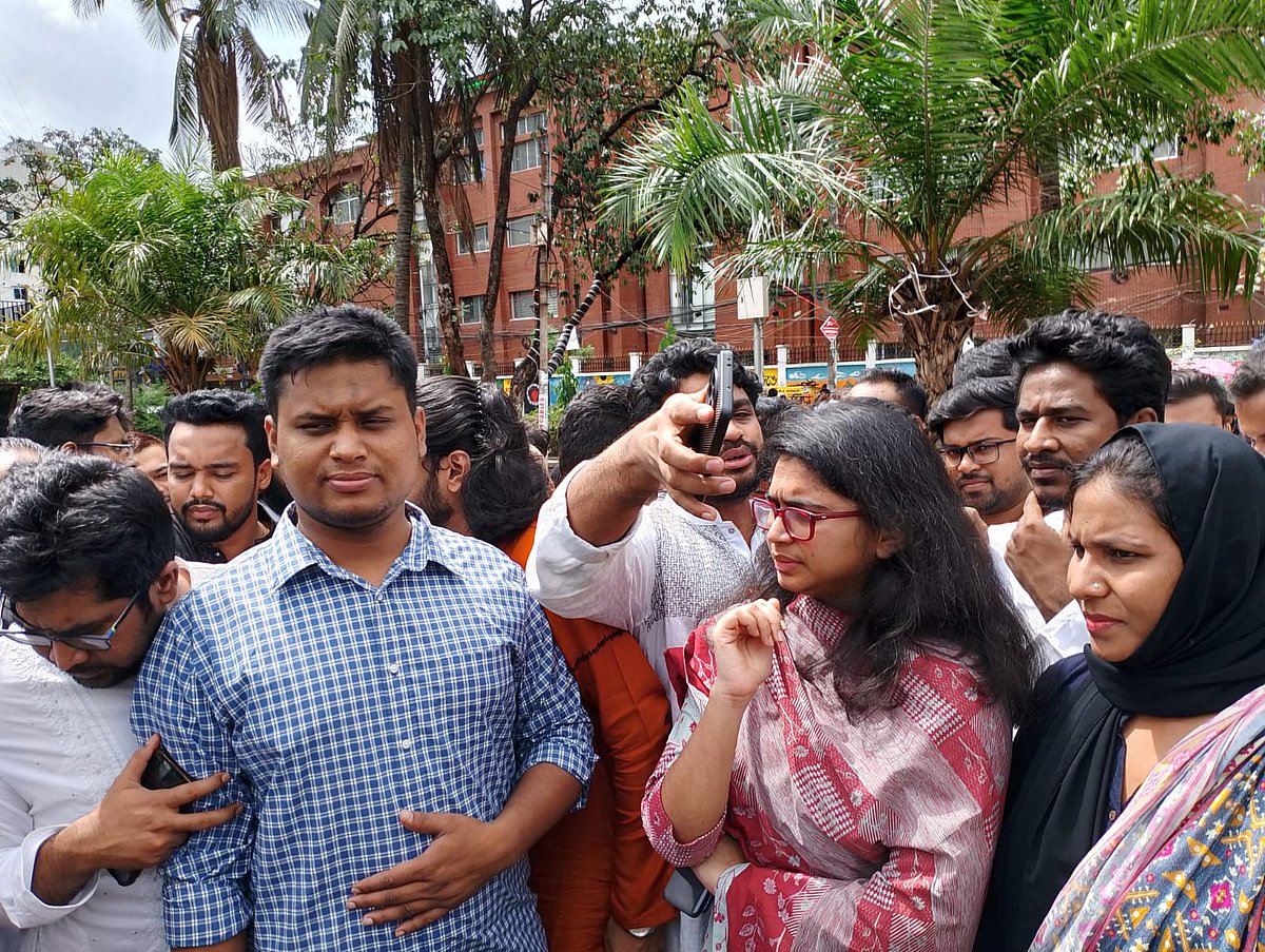 এনসিপির চট্টগ্রাম দক্ষিণ জেলার পথসভা কর্মসূচি শুরু হওয়ার আগে নগরের দুই নম্বর গেট এলাকার বিপ্লব উদ্যানে সাংবাদিকদের সঙ্গে কথা বলেন হাসনাত আবদুল্লাহ। আজ সকালে