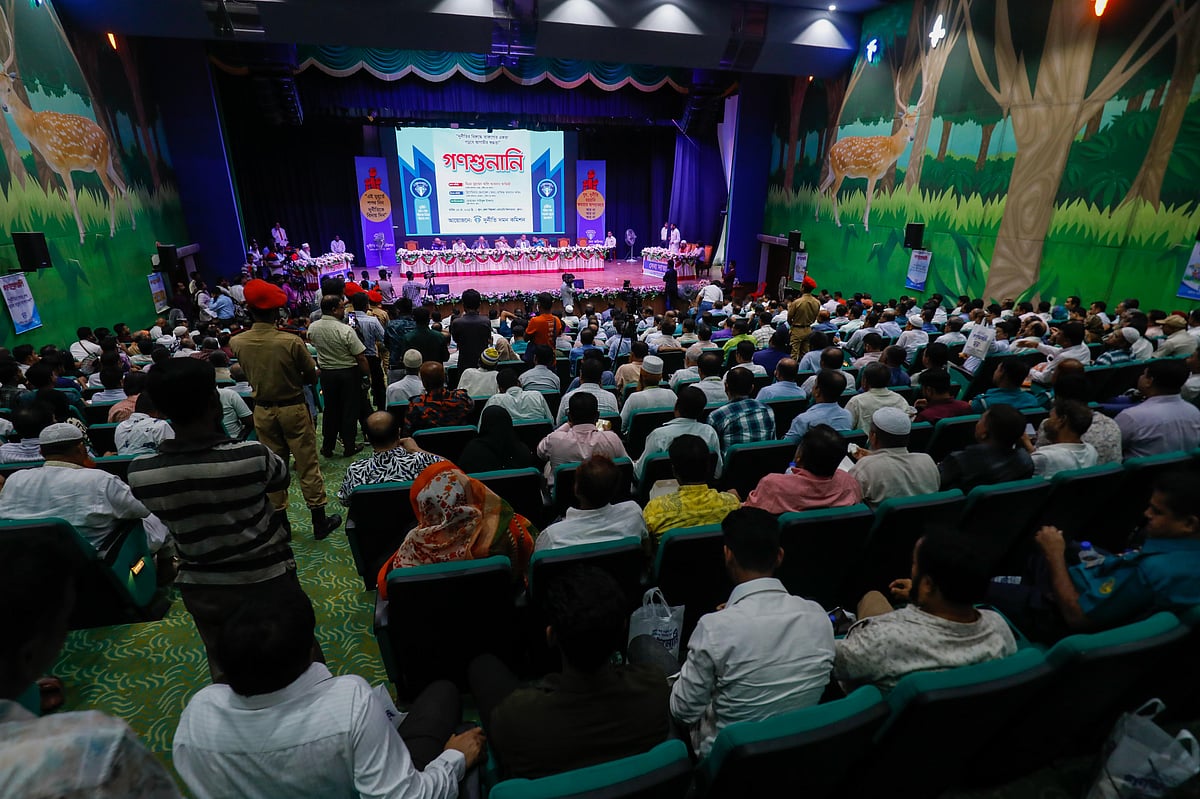 সরকারি দপ্তরে সেবা বঞ্চিত ও হয়রানির শিকার নাগরিকদের গণশুনানির মাধ্যমে সরাসরি অভিযোগ শোনে দুর্নীতি দমন কমিশন ও উপস্থিত দর্শকরা। রোববার খুলনা জেলা শিল্পকলা একাডেমি মিলনায়তনে