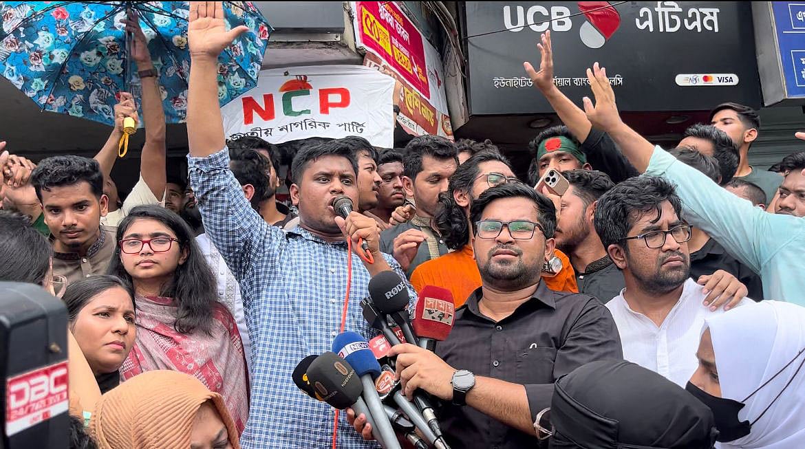 আনোয়ারায় আয়োজিত এক পথসভায় বক্তব্য দিচ্ছেন হাসনাত আবদুল্লাহ। আজ সকালে