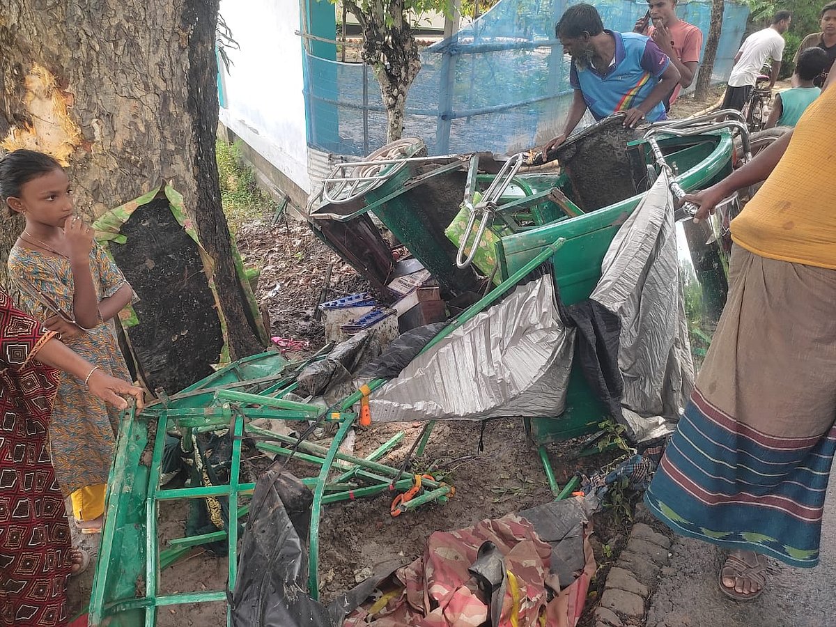 দুর্ঘটনায় ইজিবাইকটি দুমড়েমুচড়ে যায়। আজ রোববার সকালে