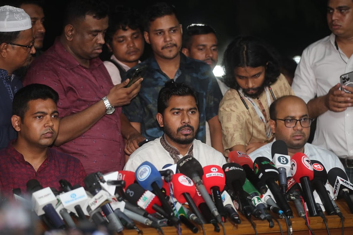 প্রধান উপদেষ্টা অধ্যাপক মুহাম্মদ ইউনূসের সঙ্গে বৈঠক শেষে বেরিয়ে সাংবাদিকদের সঙ্গে কথা বলেন গণ অধিকার পরিষদের সভাপতি নুরুল হক নুর। রোববার রাতে রাষ্ট্রীয় অতিথি ভবন যমুনা প্রাঙ্গণে