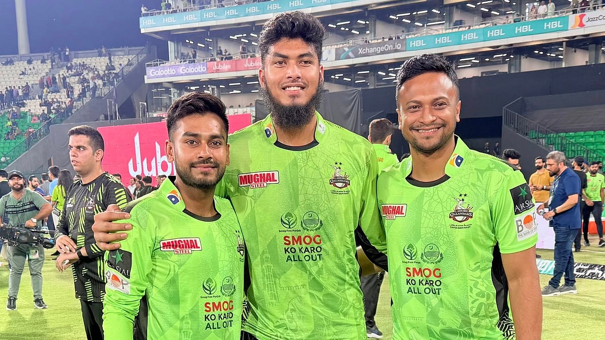 লাহোর কালান্দার্সের হয়ে পিএসএলে চ্যাম্পিয়ন হওয়ার পর একসঙ্গে তিন বাংলাদেশি (বাঁ থেকে) মিরাজ, রিশাদ ও সাকিব