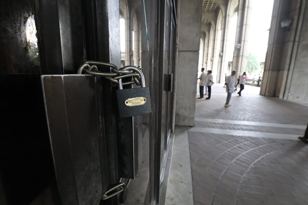 নগর ভবনের ফটকগুলোতে এখনো তালা ঝুলছে। আজ রোববার দুপুরে