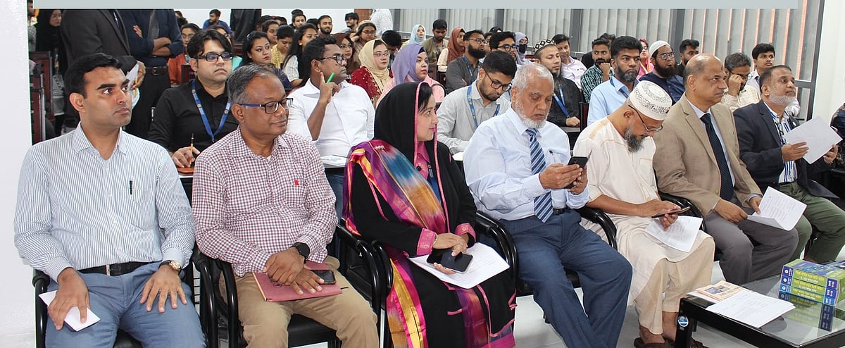 সাউথইস্ট ইউনিভার্সিটিতে আয়োজিত সেমিনারে শিক্ষার্থী ও পেশাজীবীদের জন্য পাবলিক ফাইন্যান্সে এবং কর ও কাস্টমস–সম্পর্কিত কর্মজীবনের সুযোগ সম্পর্কে বিশেষজ্ঞ–নির্দেশনা তুলে ধরা হয়