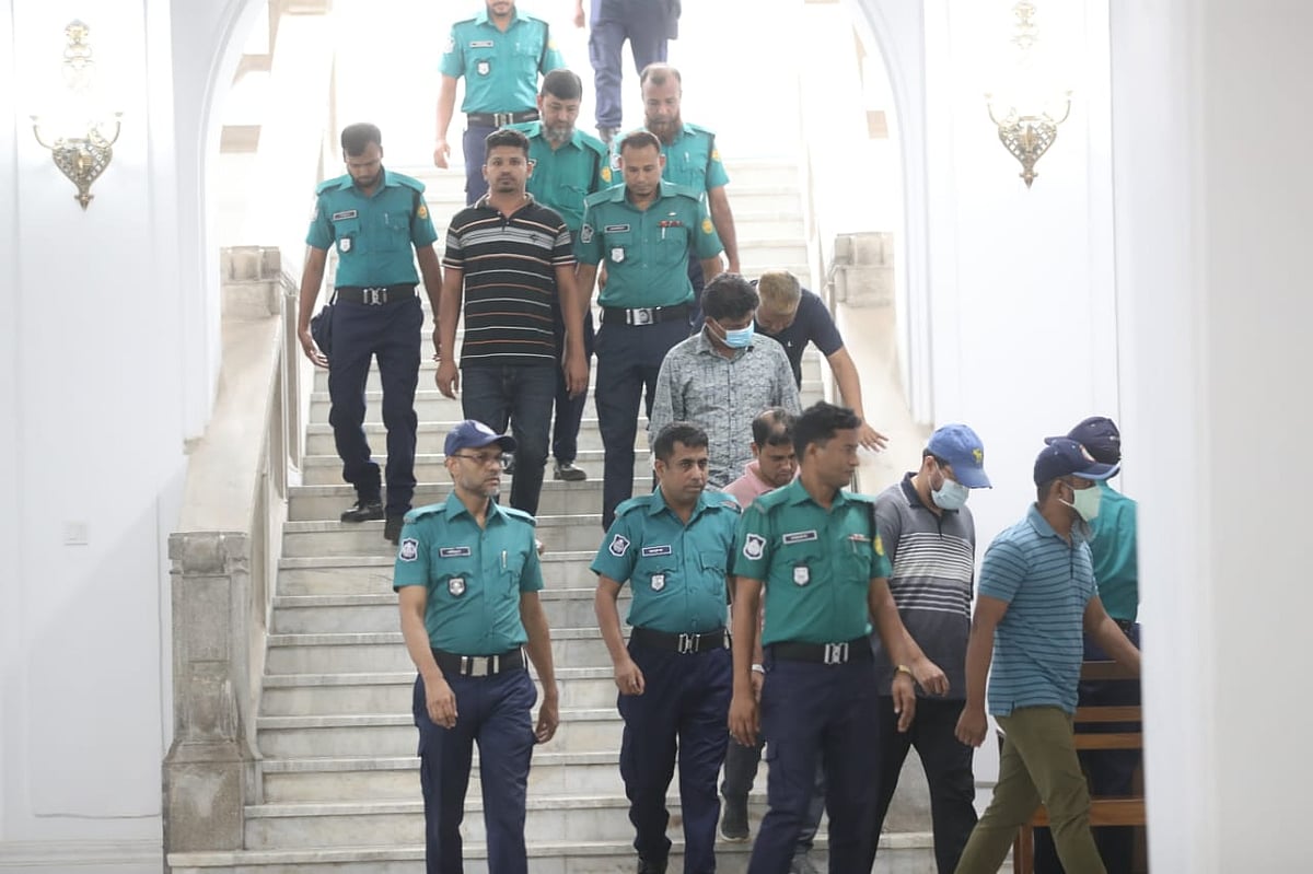 জুলাই গণ-অভ্যুত্থানের সময় সংঘটিত মানবতাবিরোধী অপরাধের মামলায় এই আসামিদের আজ রোববার আন্তর্জাতিক অপরাধ ট্রাইব্যুনালে হাজির করা হয়