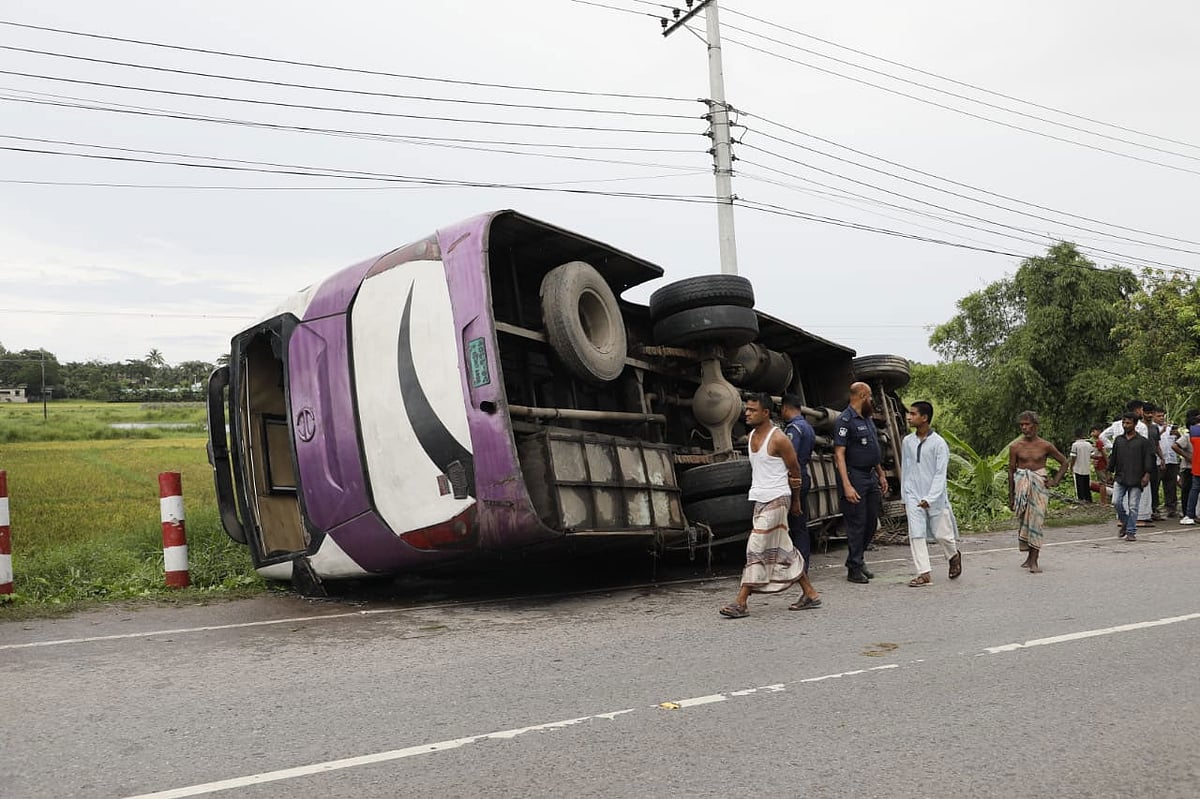 চট্টগ্রাম-কক্সবাজার সড়কের দোহাজারী সদর এলাকায় নিয়ন্ত্রণ হারিয়ে উল্টে যায় বাসটি। আজ বিকেলে