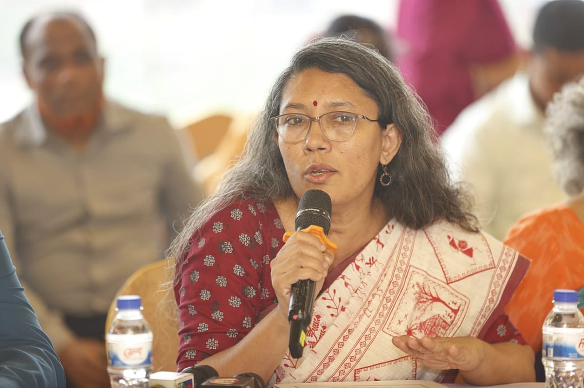 সুশীল সমাজের প্রতিনিধিদের সঙ্গে জাতীয় ঐকমত্য কমিশনের আলোচনায় বক্তব্য দিচ্ছেন ঢাকা বিশ্ববিদ্যালয়ের সমাজবিজ্ঞান বিভাগের অধ্যাপক সামিনা লুৎফা