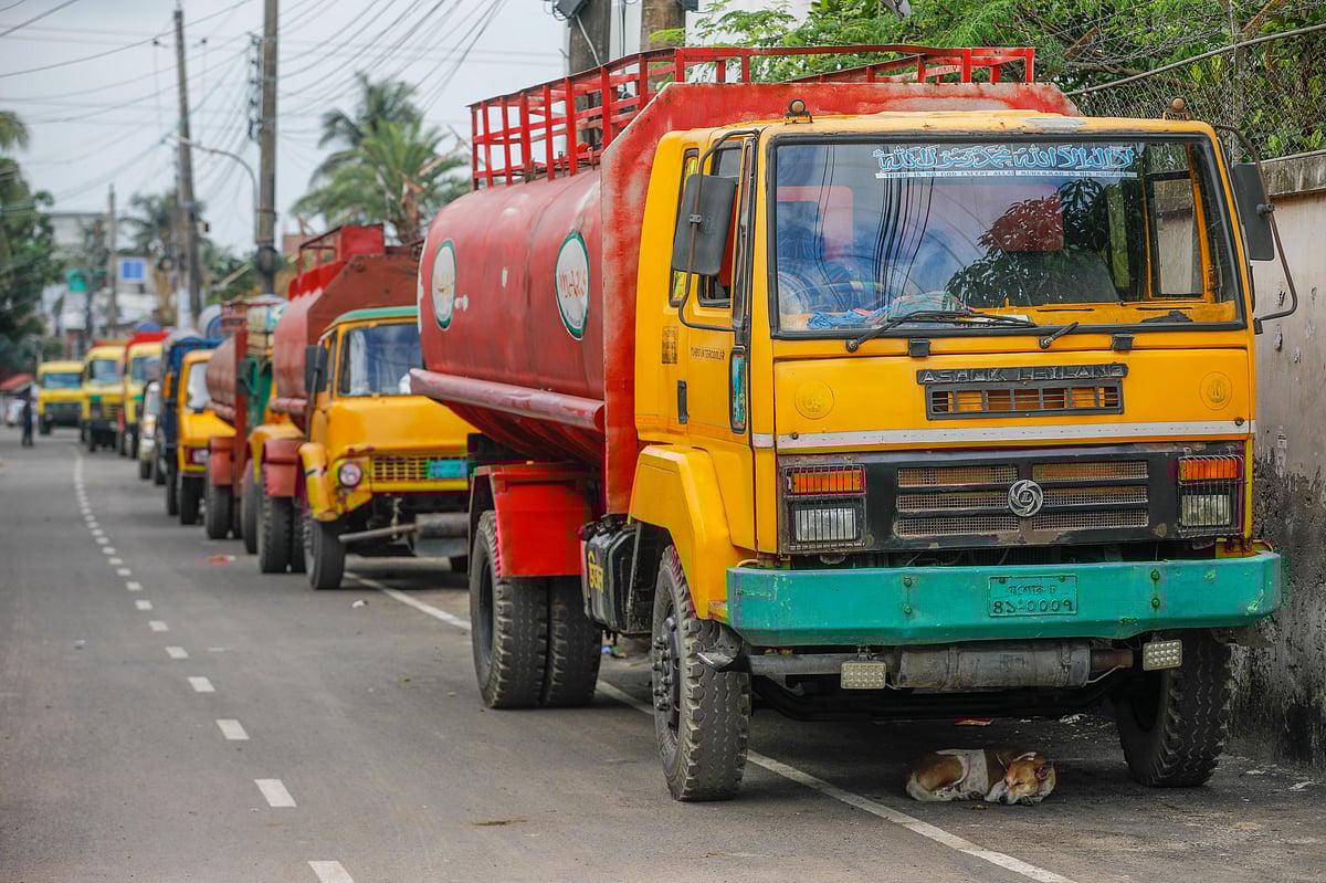 ১০ দফা দাবিতে আজ বেলা ২টা পর্যন্ত পেট্রলপাম্প বন্ধ ও ডিপো থেকে তেল উত্তোলন ও পরিবহন বন্ধ থাকবে। ধর্মঘটের কারণে ট্যাংকলরি সড়কে রাখা হয়েছে। আজ সকালে খুলনার দৌলতপুরে