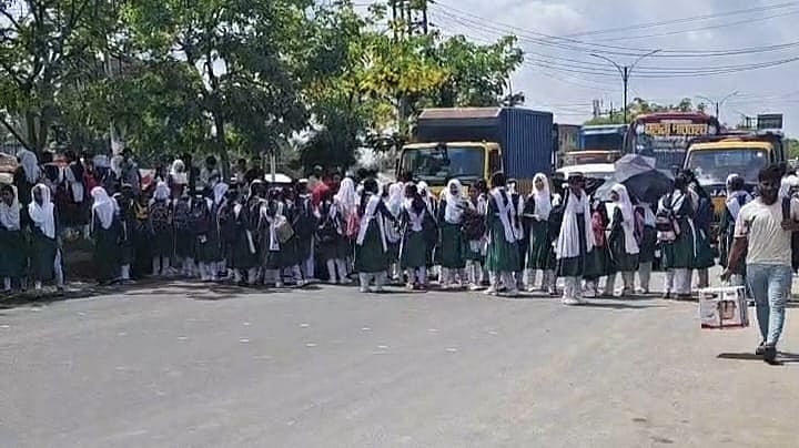 গাজীপুরে বাসের ধাক্কায় বিদ্যালয়ের শিক্ষার্থী আহত হওয়ার প্রতিবাদে ঢাকা-ময়মনসিংহ মহাসড়ক অবরোধ করে বিক্ষোভ করছে তার সহপাঠীরা। আজ রোববার সকাল পৌনে ১০টার দিকে