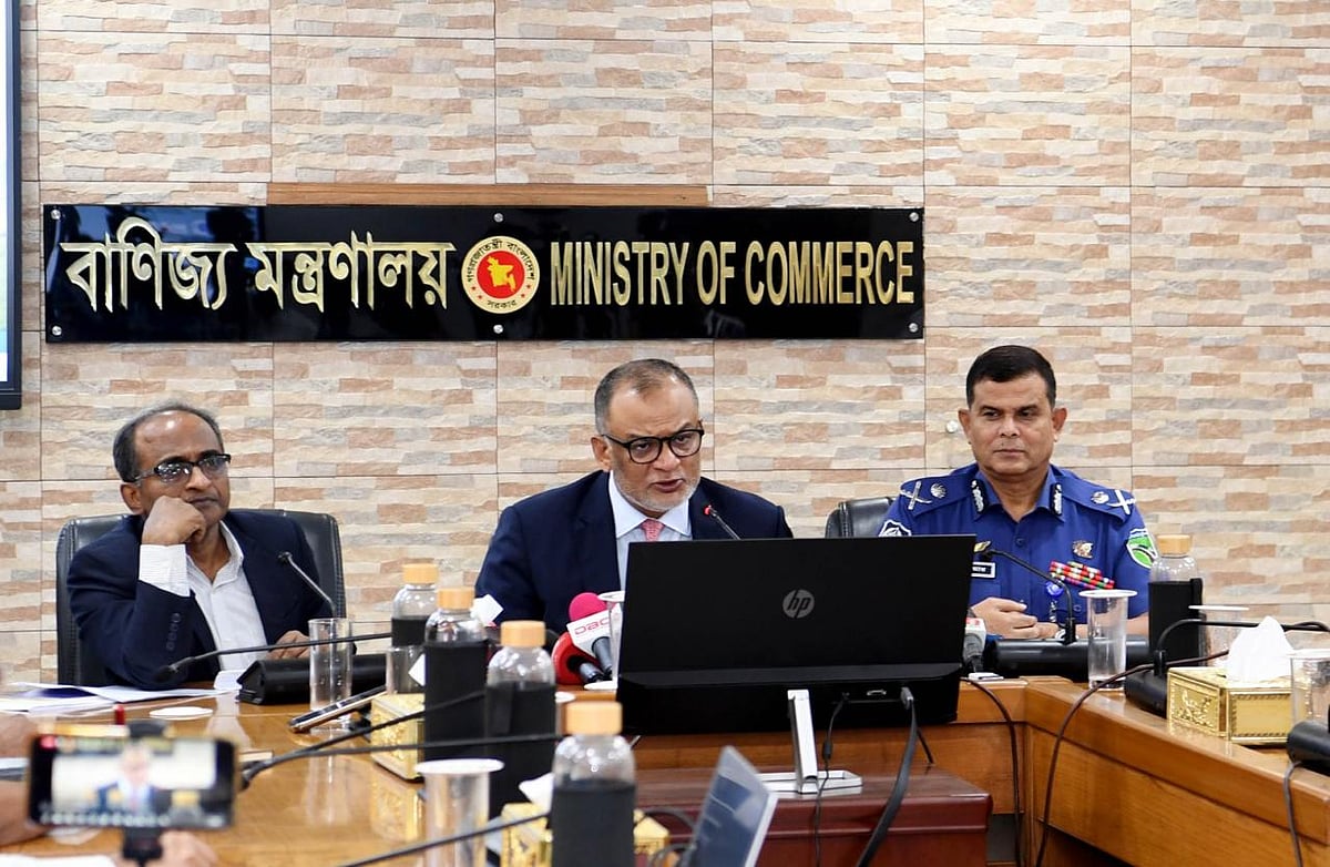 আজ সংবাদ সম্মেলনে বক্তব্য রাখছেন বাণিজ্য উপদেষ্টা শেখ বশিরউদ্দীন
