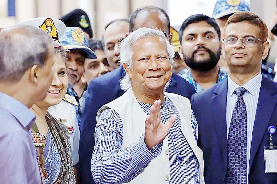 প্যারিস থেকে ঢাকা বিমানবন্দরে নামার পর অধ্যাপক ইউনূস বলেছিলেন, ‘(হাসতে হাসতে) আমার কথা শুনতে হবে। না হলে আমি আবার ফিরে চলে যাব।’