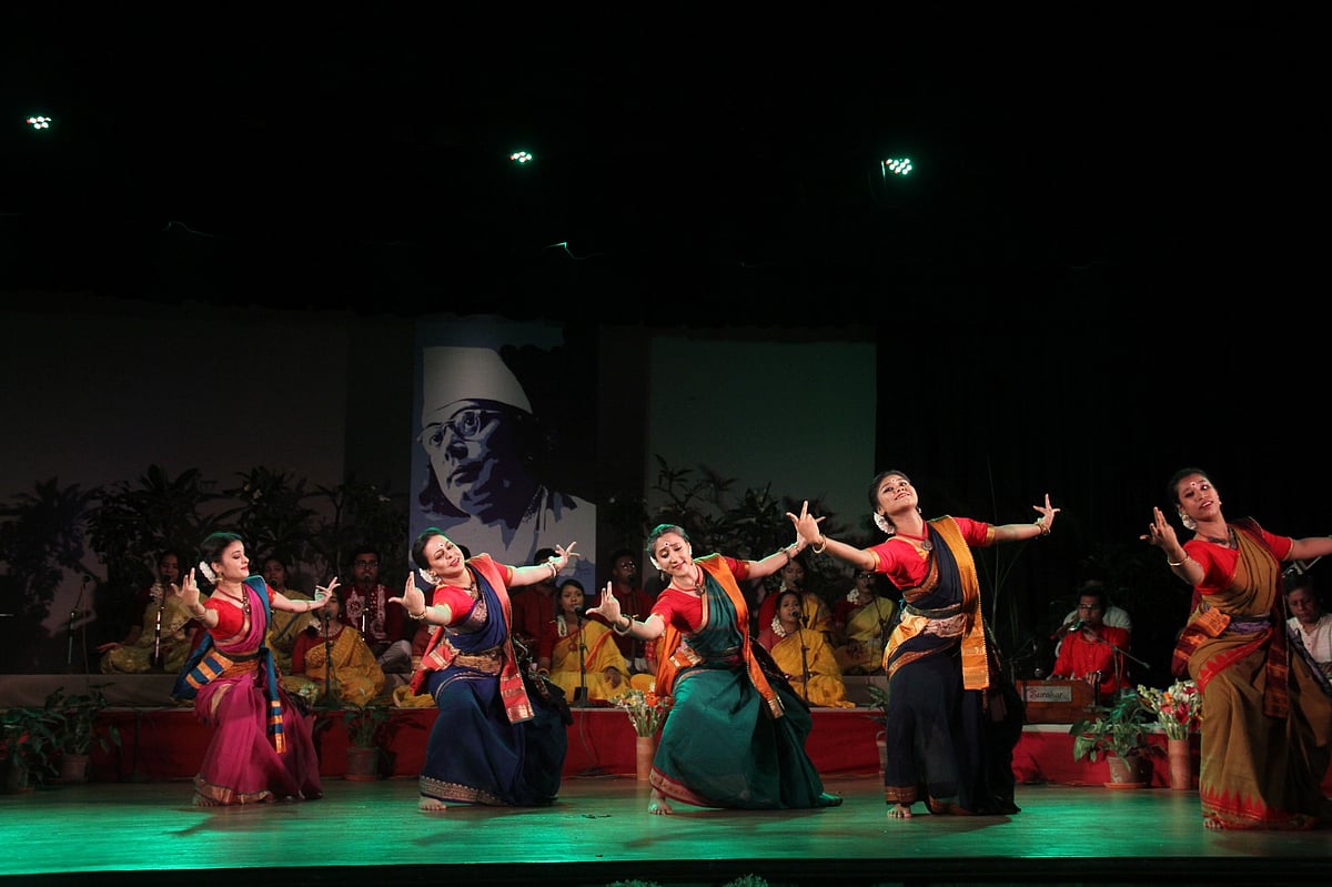 প্রথম দিনের অনুষ্ঠানের শুরুতে ছিল ‘এ কী অপরূপ’ গানের সঙ্গে সমবেত নৃত্য। ছায়ানট মিলনায়তন, ২৫ মে