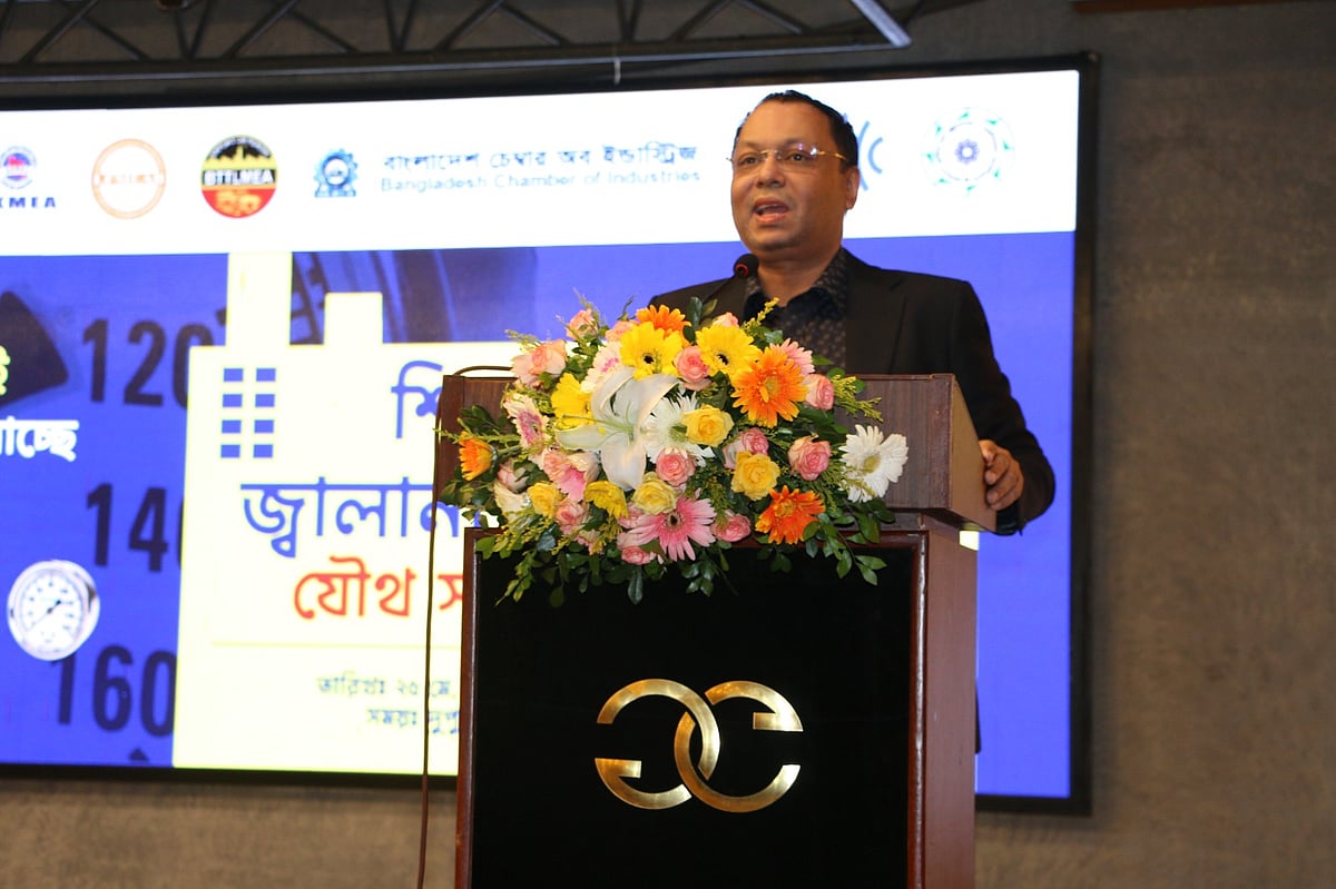 বিভিন্ন ব্যবসায়িক অ্যাসোসিয়েশন ও চেম্বারের যৌথ সংবাদ সম্মেলনে বক্তব্য দিচ্ছেন বাংলাদেশ টেক্সটাইল মিলস অ্যাসোসিয়েশনের (বিটিএমএ) সভাপতি শওকত আজিজ রাসেল। আজ রোববার ঢাকার গুলশান ক্লাবে