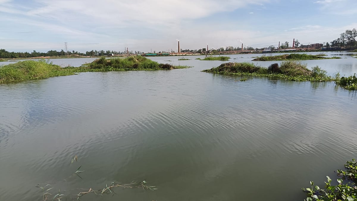ইটভাটার জন্য মাটি কাটায় জলাশয়ে পরিণত হয়েছে ফসলি জমি। গত বৃহস্পতিবার সকালে চট্টগ্রামের সাতকানিয়ার উত্তর ঢেমশা-তেমুহনী এলাকায়