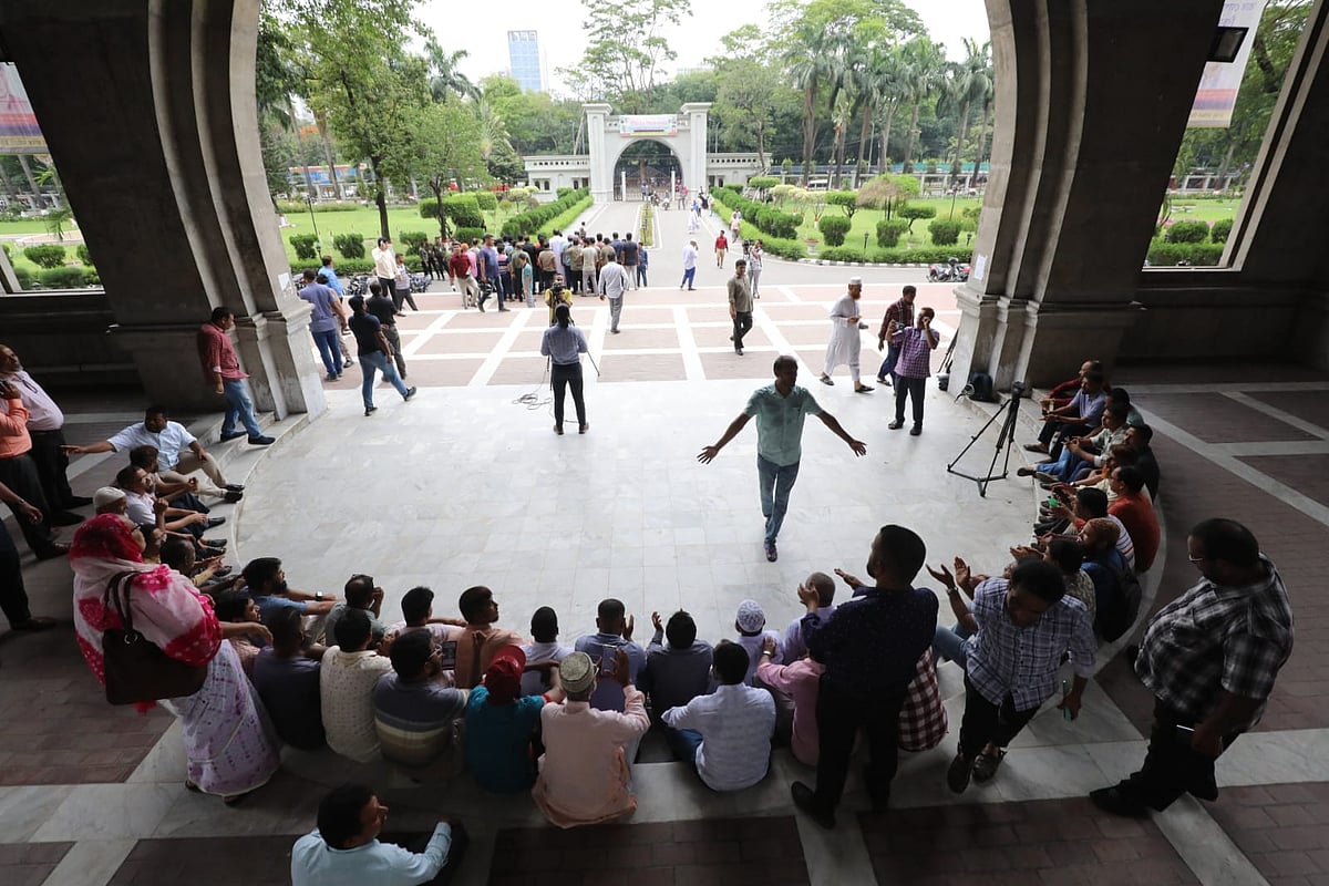 নগর ভবনের ভেতরের ফটকে অবস্থান নিয়ে বিক্ষোভ করছেন ইশরাক হোসেনের সমর্থক ও করপোরেশনের শ্রমিক ইউনিয়নের বড় একটি অংশের কর্মচারীরা। আজ সোমবার দুপুরে