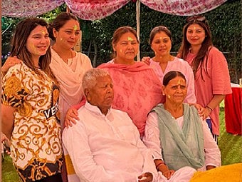 স্ত্রী রাবড়ি দেবী ও মেয়েদের সঙ্গে লালু প্রসাদ যাদব