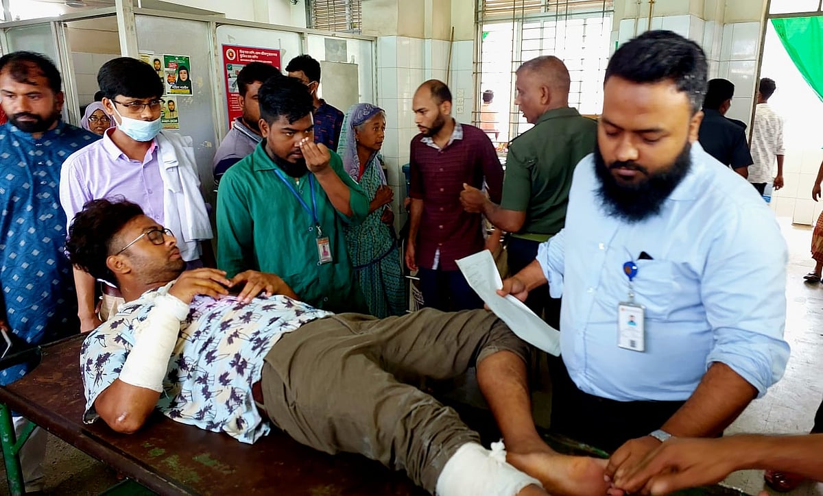 ছুরিকাঘাতে আহত আল নূর মো. আয়াসকে ময়মনসিংহ মেডিকেল কলেজ হাসপাতালে ভর্তি করা হয়