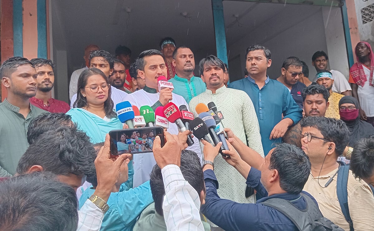 জনসংযোগ ও লিফলেট বিতরণ শেষে পথসভায় বক্তব্য দেন এনসিপির মুখ্য সংগঠক সারজিস আলম। আজ সোমবার দুপুরে নীলফামারীর ডোমার উপজেলা শহরের বাসস্ট্যান্ডের অদূরে