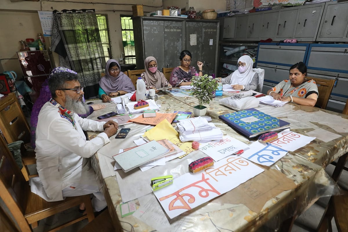 তিন দফা দাবিতে আজ সোমবার থেকে পূর্ণদিবস কর্মবিরতি পালন করছেন প্রাথমিক বিদ্যালয়ের সহকারী শিক্ষকেরা। 
রাজধানীর সুরিটোলা মডেল প্রাথমিক বিদ্যালয়, ২৬ মে