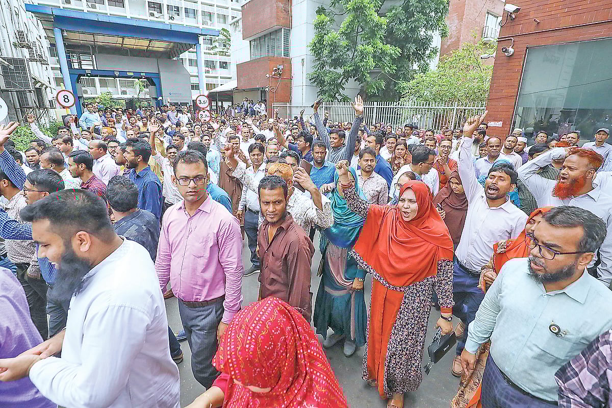 তৃতীয় দিনের মতো সচিবালয়ের ভেতর বিক্ষোভ মিছিল করেছেন কর্মচারীরা। গতকাল দুপুর পৌনে ১২টায়