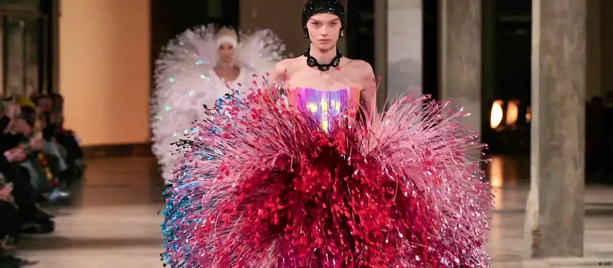 প্যারিস অলিম্পিকের সমাপনী অনুষ্ঠানের জন্য ১২০টি পোশাক তৈরির দায়িত্ব পেয়েছিলেন ডিজাইনার কেভিন জার্মানিয়ে