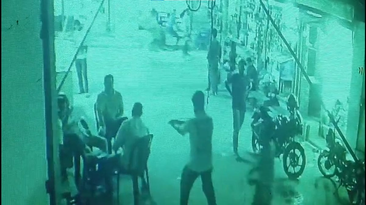 রাজধানীর বাড্ডার গুদারাঘাট এলাকায় রোববার রাতে গুলি করে বিএনপি নেতা কামরুল আহসানকে হত্যা করে সন্ত্রাসীরা