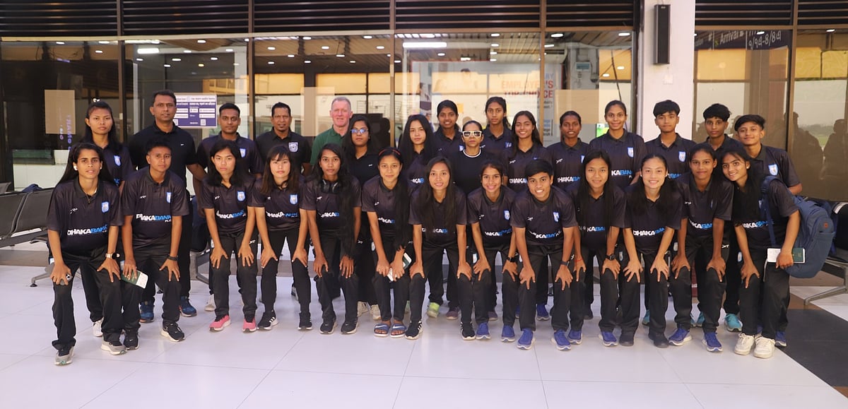 উইমেন্স এশিয়ান কাপ বাছাই খেলতে মিয়ানমারের উদ্দেশে রওনা দেওয়ার আগে বিমানবন্দরে মেয়েদের দল