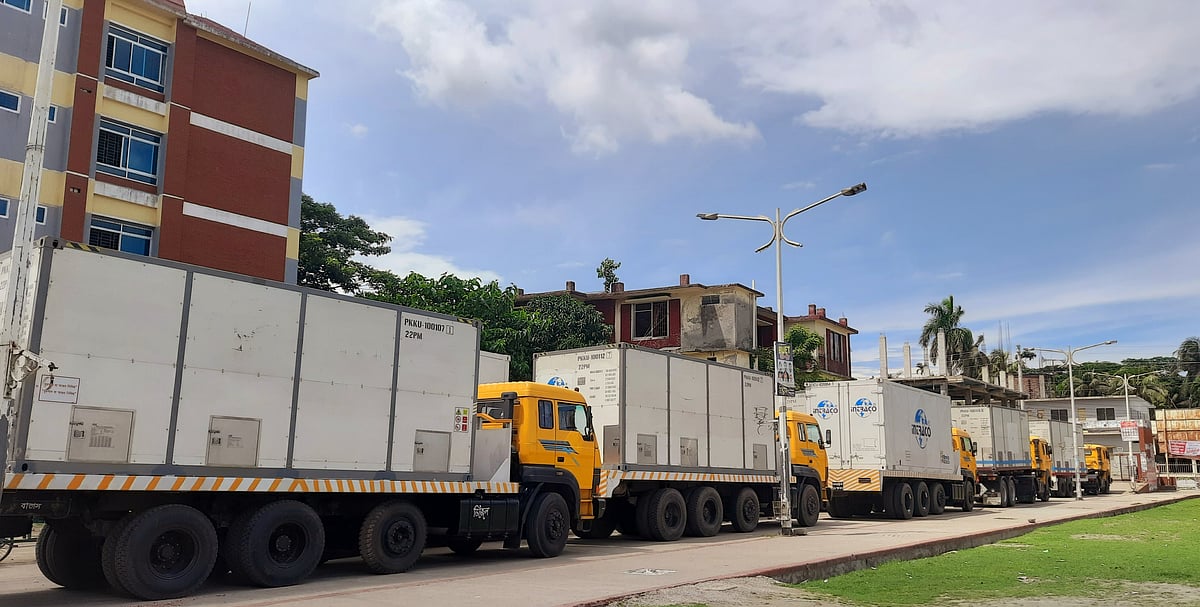 গ্যাস সিলিন্ডারবাহী ট্রাকগুলো আটক করে ভোলা সরকারি স্কুলের মাঠে রাখা হয়েছে। আজ সোমবার দুপুরে