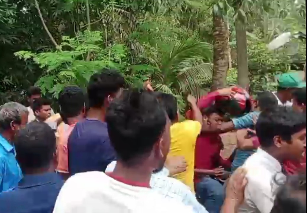 উপদেষ্টাকে প্রশ্ন করার পর সাংবাদিকদের ওপর হামলা। আজ সোমবার দুপুর ১২টার দিকে শেরপুরের নালিতাবাড়ী উপজেলার দাওধারা-কাটাবাড়ি এলাকায়