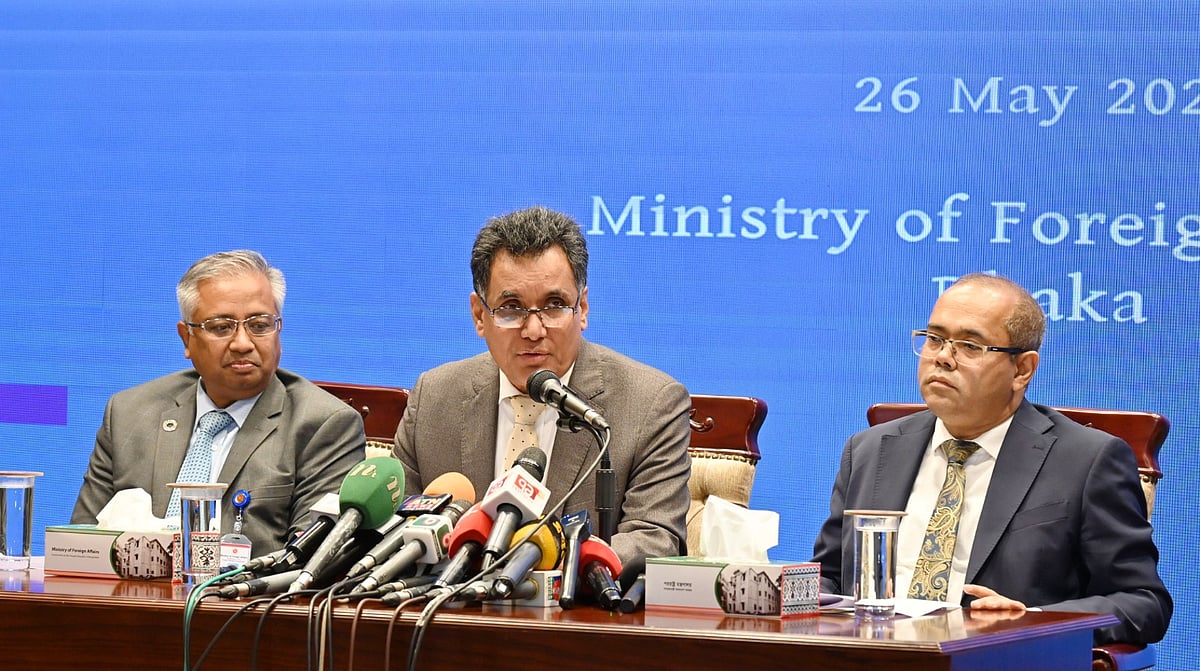 ভারপ্রাপ্ত পররাষ্ট্রসচিব রুহুল আলম সিদ্দিকী পররাষ্ট্র মন্ত্রণালয়ে আয়োজিত সংবাদ সম্মেলনে বক্তব্য দেন। ঢাকা, ২৬ মে