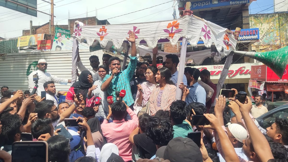 চট্টগ্রামের রাঙ্গুনিয়ায় পথসভায় বক্তব্য দিচ্ছেন এনসিপির দক্ষিণাঞ্চলের মুখ্য সংগঠক হাসনাত আবদুল্লাহ। আজ বেলা দেড়টার দিকে