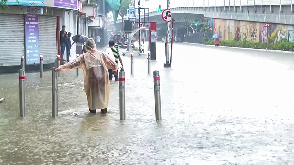 ভারী বৃষ্টিপাতের কারণে ভারতের মুম্বাইয়ের বিভিন্ন স্থানে জলাবদ্ধতা দেখা দিয়েছে। মুম্বাই, ভারত ছবি: ২৬ মে