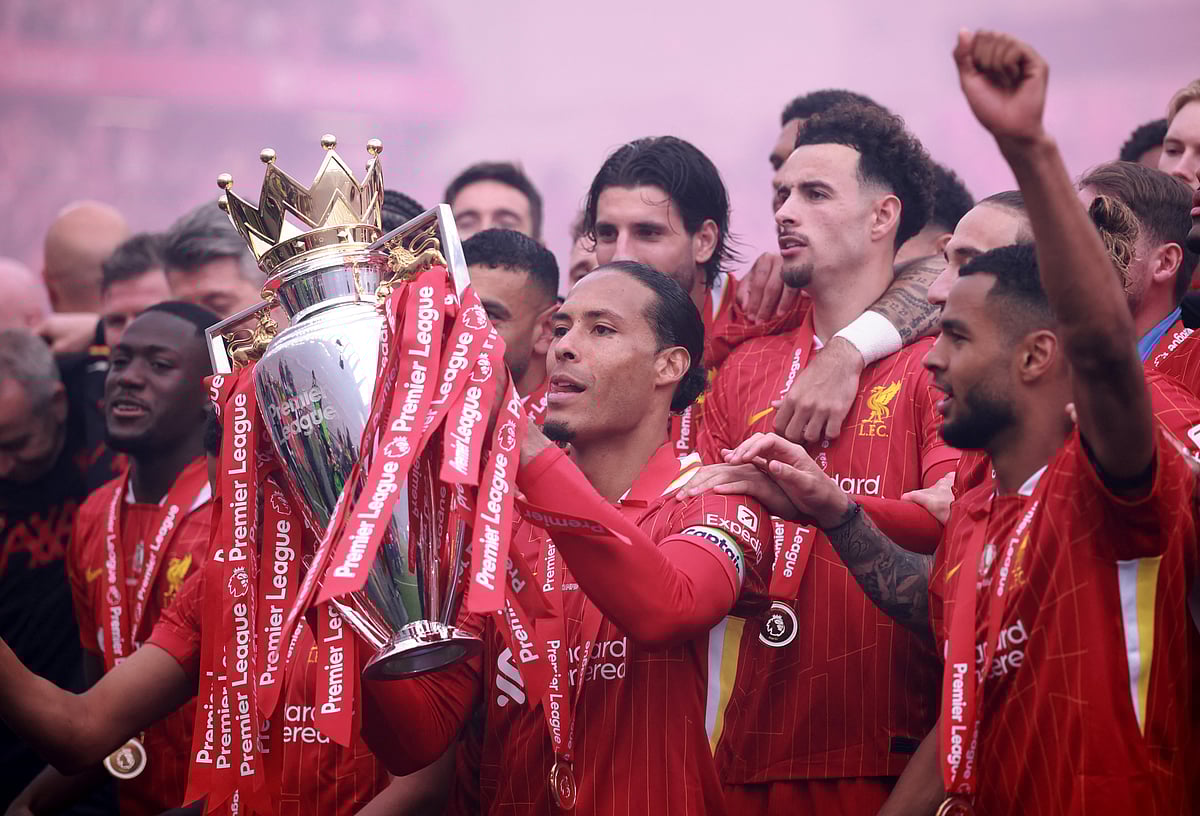 ট্রফি হাতে লিভারপুলের উদ্‌যাপন