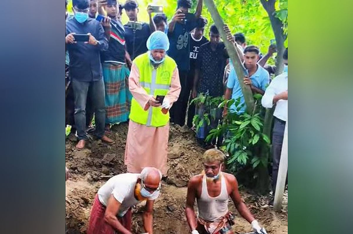 আদালতের নির্দেশে দাফনের ৯ মাস ২০ দিন পর কবর থেকে তোলা হচ্ছে গণ অভ্যুত্থানে শহীদ শাহদাত হোসেনের লাশ। আজ সকালে নোয়াখালীর সেনবাগ উপজেলার খাজুরিয়া সর্দারপাড়ায়