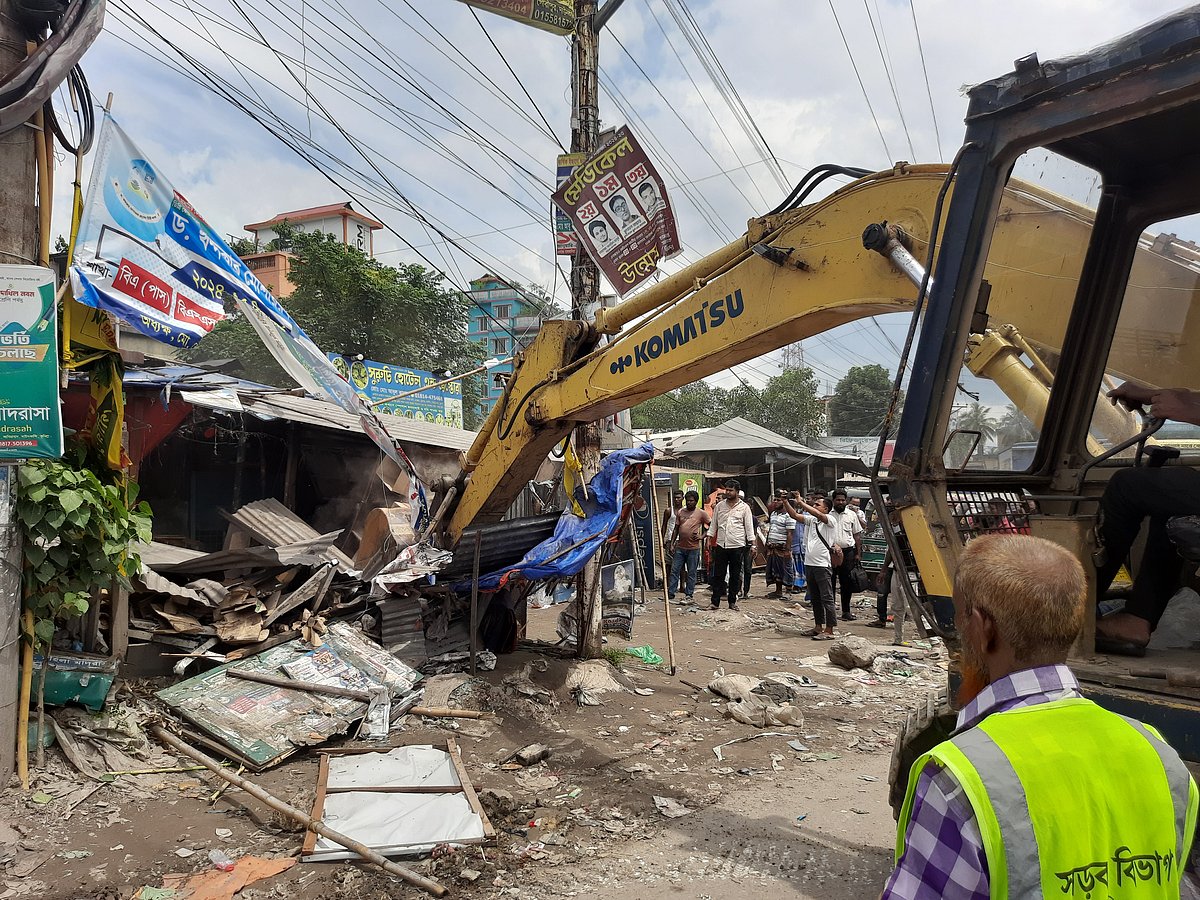 দাউদকান্দিতে ঢাকা-চট্টগ্রাম মহাসড়কের চার লেনের দুই পাশ থেকে শতাধিক অবৈধ স্থাপনা উচ্ছেদ করেছে প্রশাসন। আজ সোমবার