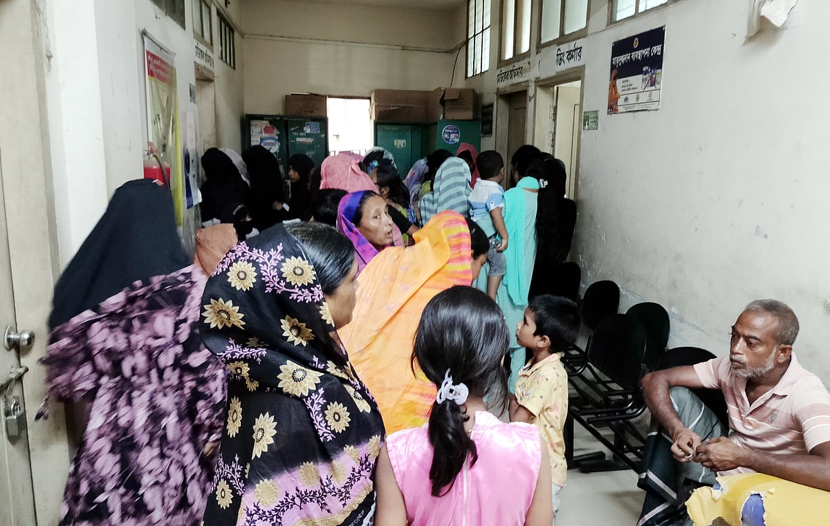 মানিকগঞ্জের ঘিওর উপজেলা স্বাস্থ্য কমপ্লেক্সে রোগী ও স্বজনদের ভিড়। রোববার দুপুরে হাসপাতালের বহির্বিভাগে