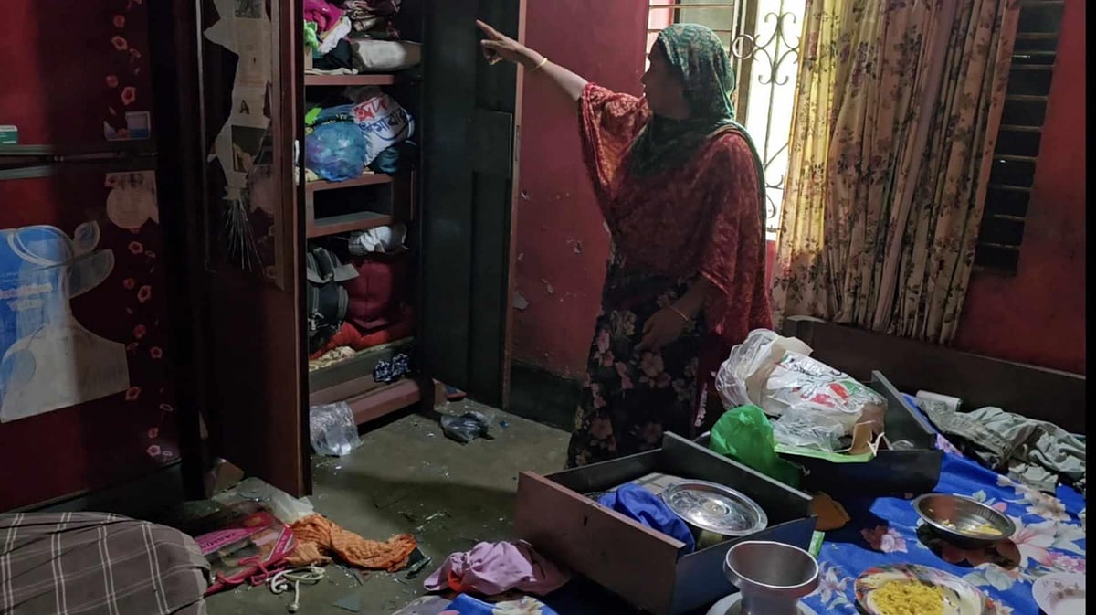 নরসিংদীতে বাড়িতে হামলা করে আসবাবপত্র তছনছ করা হয়।