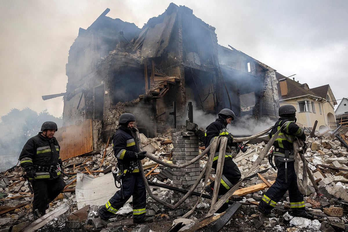 রাশিয়ার হামলায় রোববার ইউক্রেনের কিয়েভ অঞ্চলের একটি ভবন ধ্বংস হয়ে যায়
