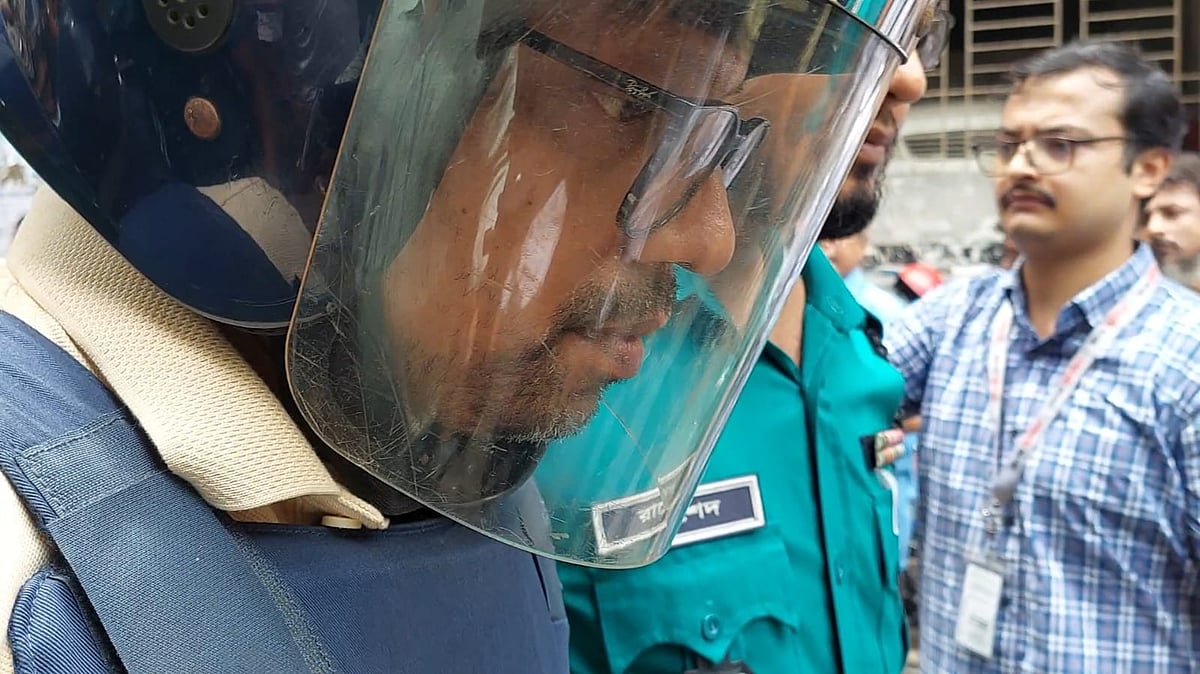 সিএমএম আদালতে নেওয়া হয় সাবেক ডাক, টেলিযোগাযোগ ও তথ্যপ্রযুক্তি প্রতিমন্ত্রী জুনাইদ আহ্‌মেদ পলককে। আজ সোমবার সকালে