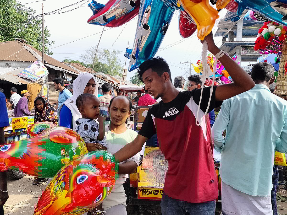 জামাইবরণ মেলায় শিশুদের নানা খেলনার দোকান বসেছে। রোববার রায়গঞ্জের নিমগাছী বাজারে