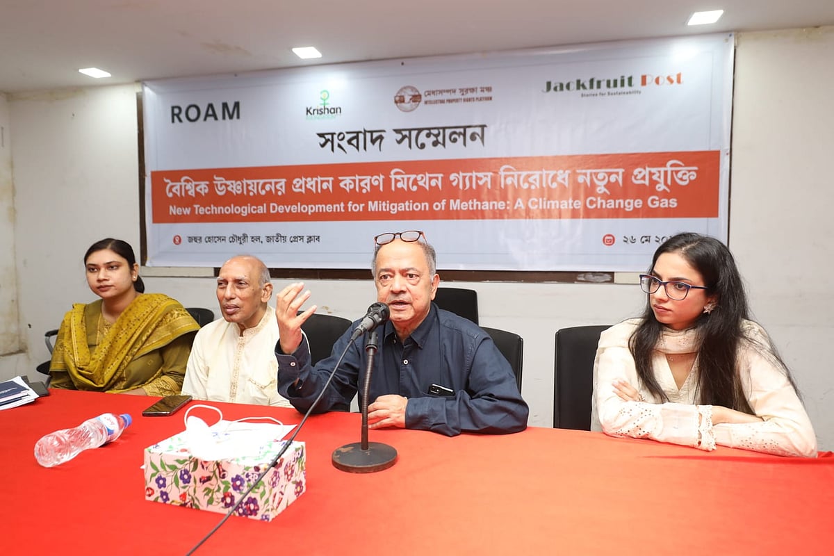 সংবাদ সম্মেলনে নিজেদের গবেষণা সম্পর্কে জানাচ্ছেন বিজ্ঞানী আবেদ চৌধুরী। ২৬ মে, জাতীয় প্রেসক্লাবে