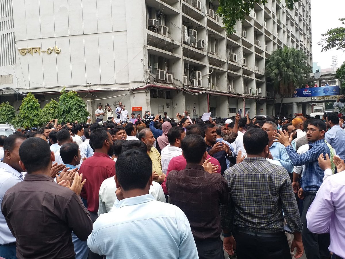সচিবালয়ের বাদামতলায় জড়ো হয়ে বিক্ষোভ করছেন কর্মচারীরা। আজ সোমবার সকালে